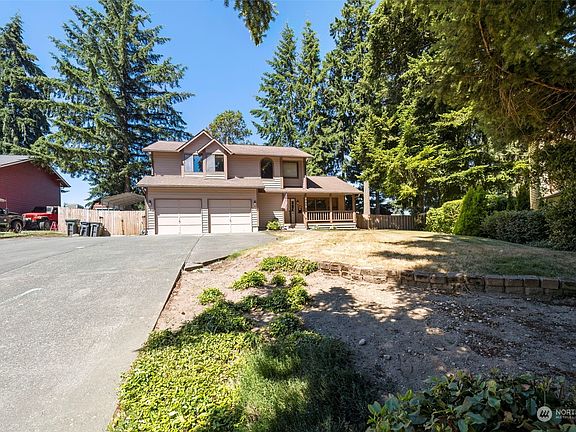 3rd image of 8215 Autumn Hills Place NE