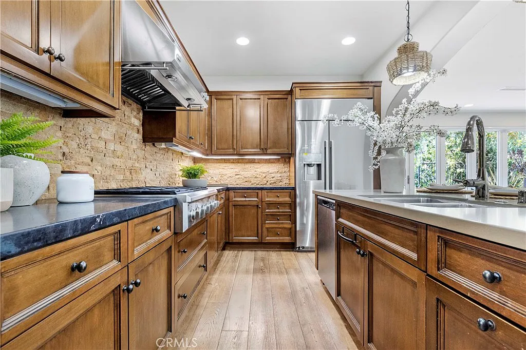 4 bed, 3.5 bath, 3218 sqft, $6,300 — Photo 2