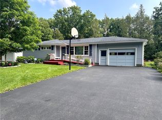 8 Henry Cir, Rochester, NY 14624