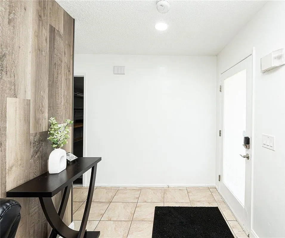 4 bed, 2.0 bath, 1727 sqft, $2,595 — Photo 2