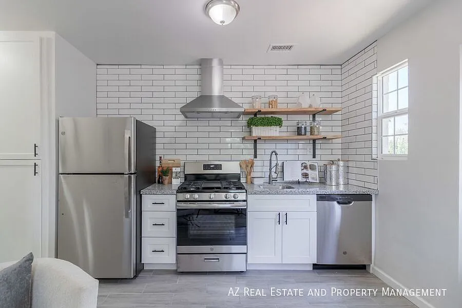 Move-in Special: $500 Deposit + 13-Month Lease + Free Month Chic Urban Retreat in the Heart of Ph... — Photo 4