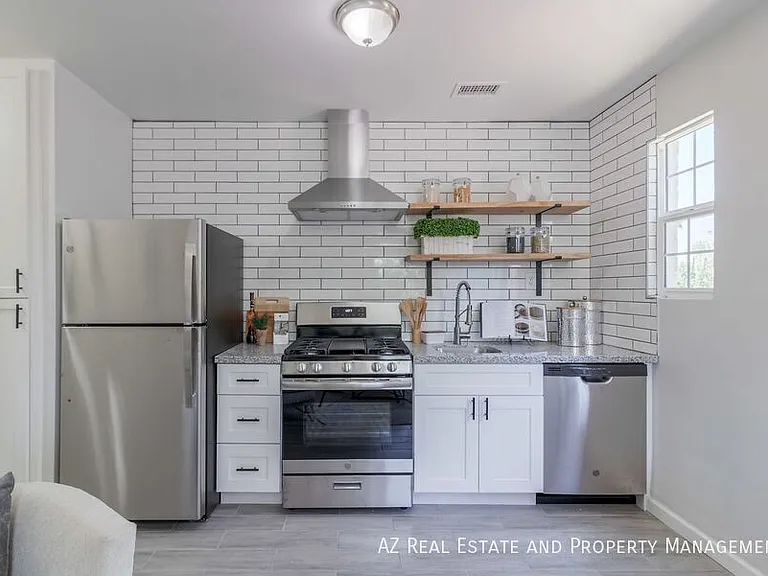 1649 E Oak St #9 — Photo 4