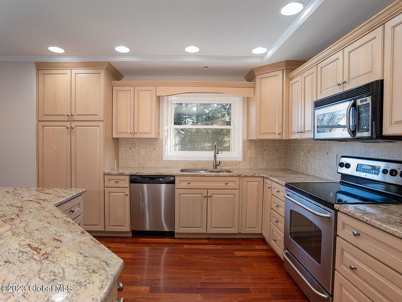 3rd image of 14 Capitol Place