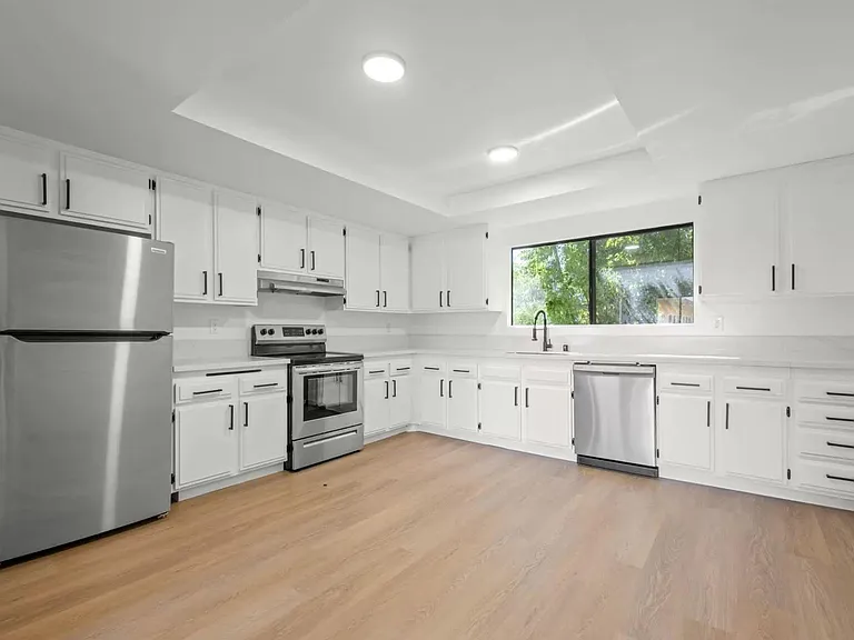 Monterey Apartments — Photo 9