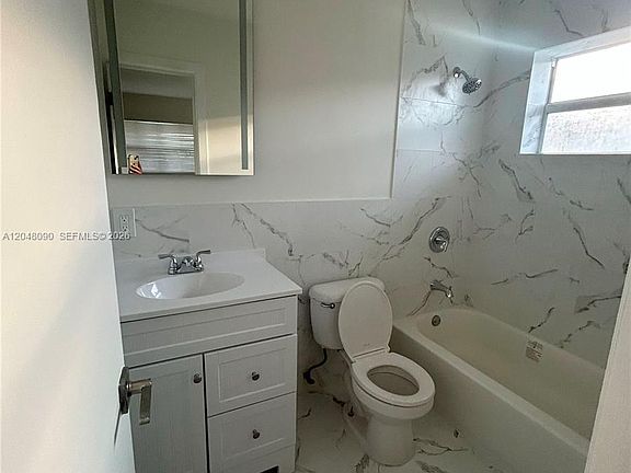 5th image of 1119 NE 15th St APT 4