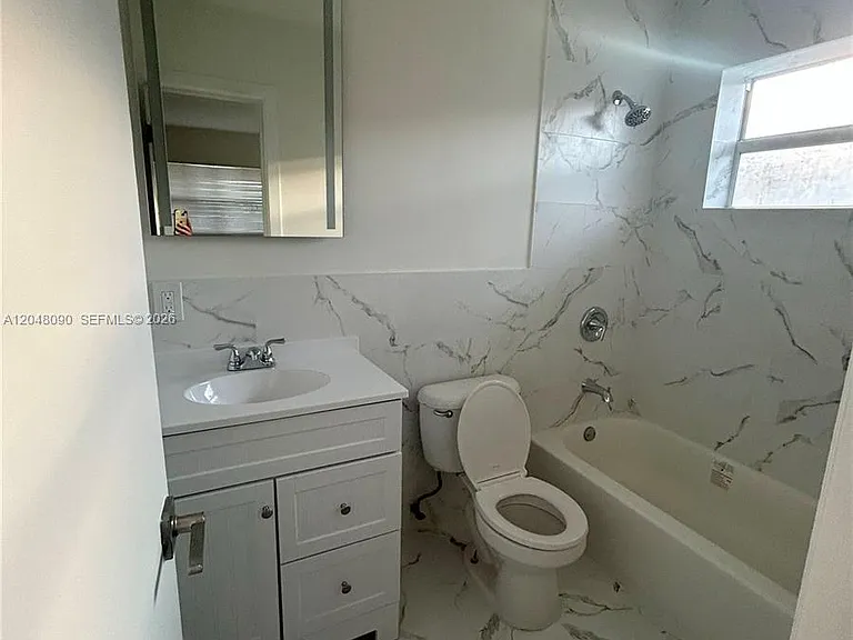 1119 NE 15th St #4 — Photo 5