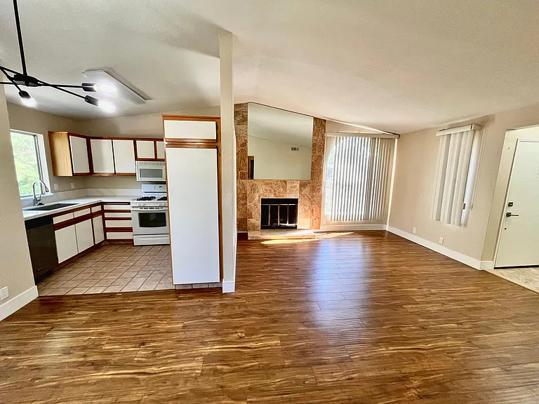 7130 Woodlake Ave #G — Photo 6