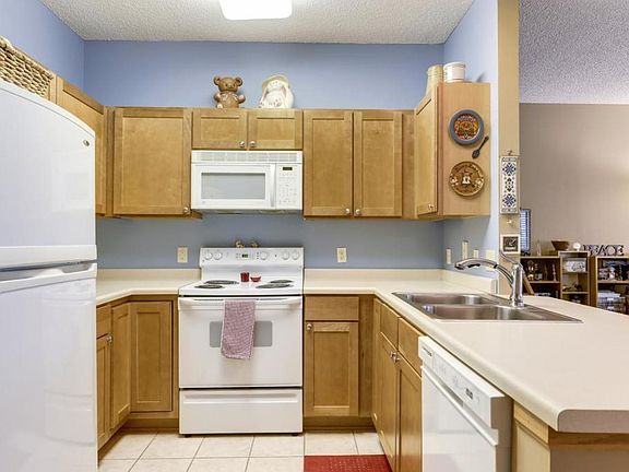 4th image of 697 Kingfisher Ln APT J