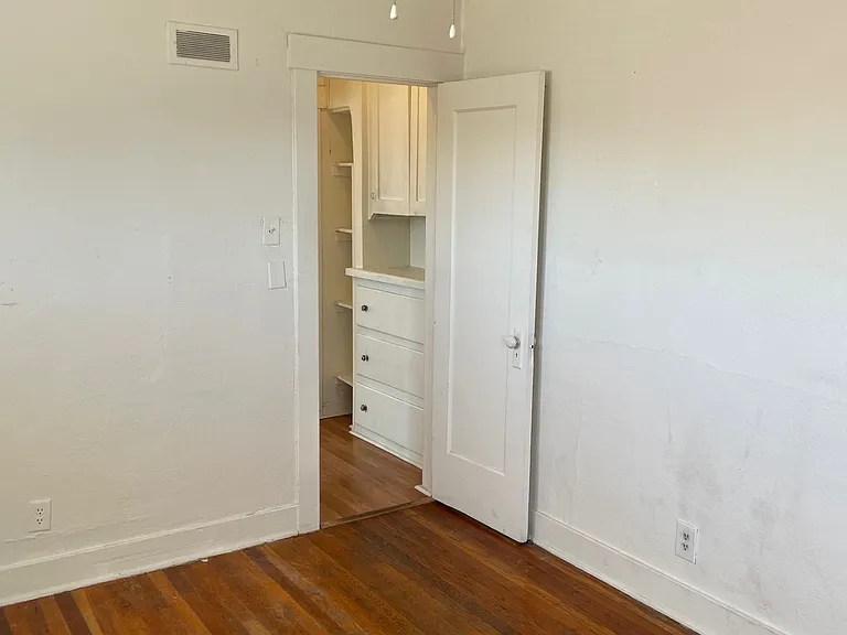 334 N Vine Ave — Photo 3