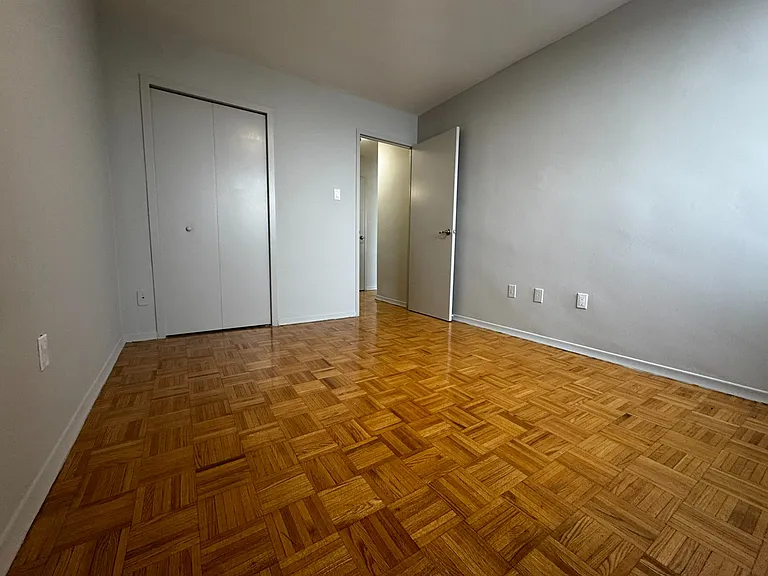 1219 Dundas St W — Photo 27