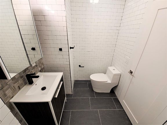 4th image of 19 Jewett Ave APT 4M