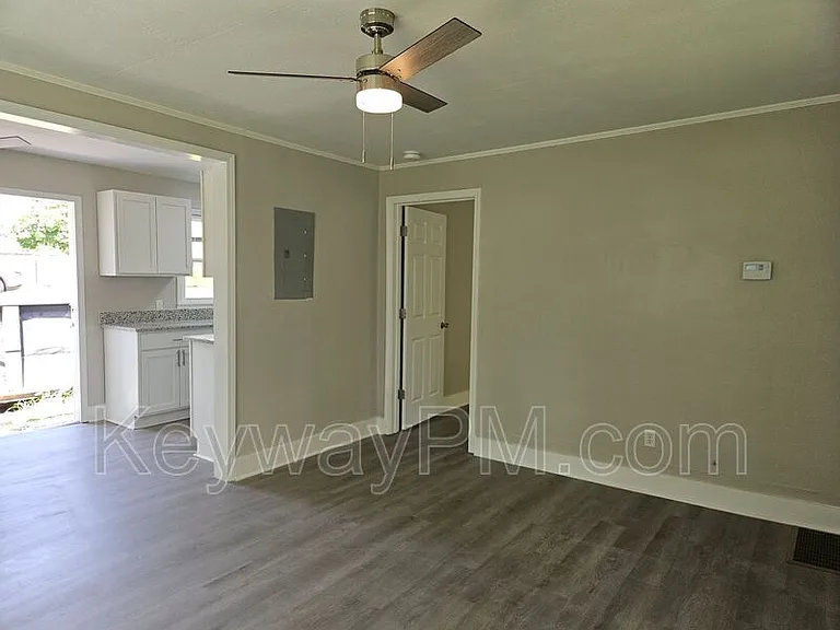 302 Crystal Lake Dr — Photo 4