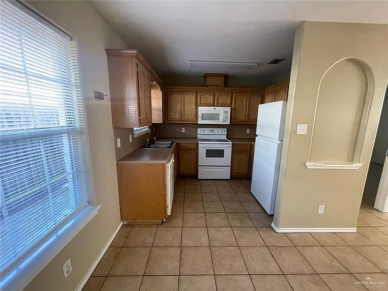 815 N Cross Ln #4 — Photo 3