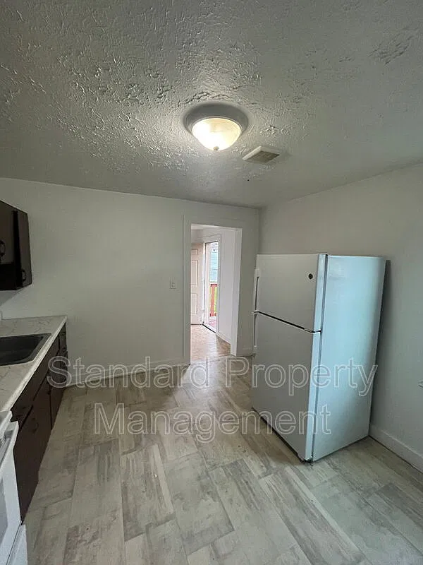 4 bed, 1.0 bath, $1,300 — Photo 4