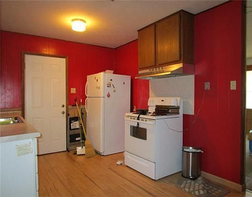 3rd image of 3412 Pineview Dr