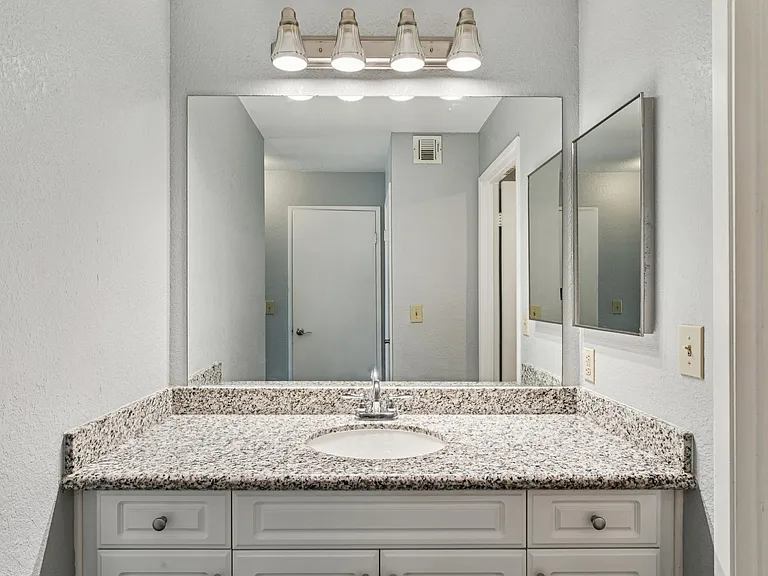 600 Canyon Oaks Dr #F — Photo 32
