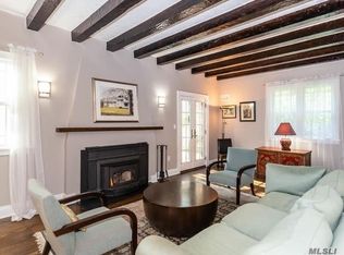 4 Cornwall Ln, Port Washington, NY 11050