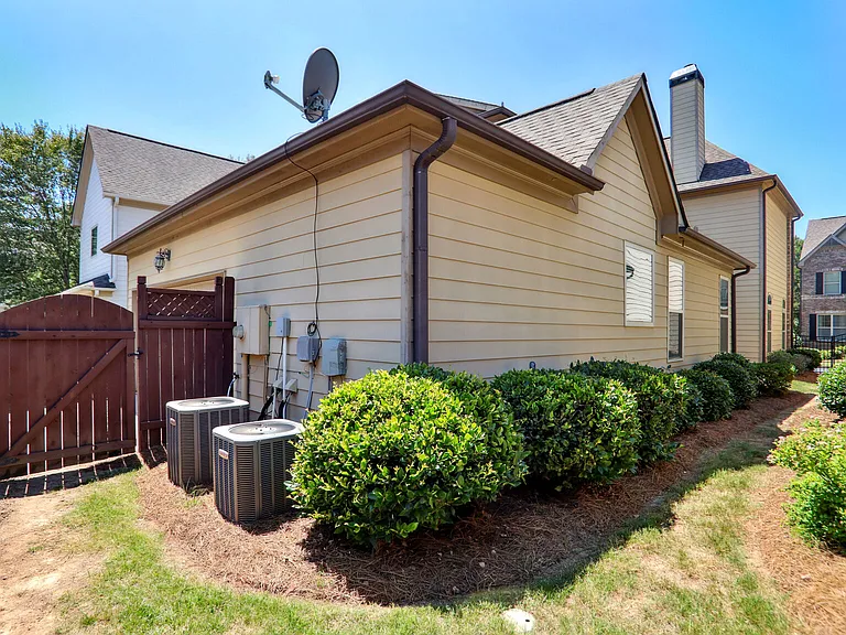 3951 Baverton Dr — Photo 2