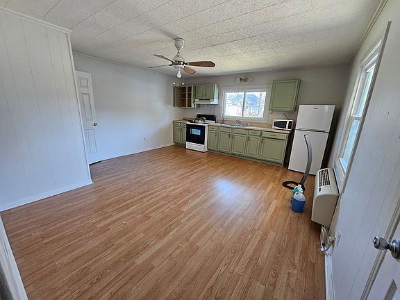 2nd image of 154 1/2 Grand Ave