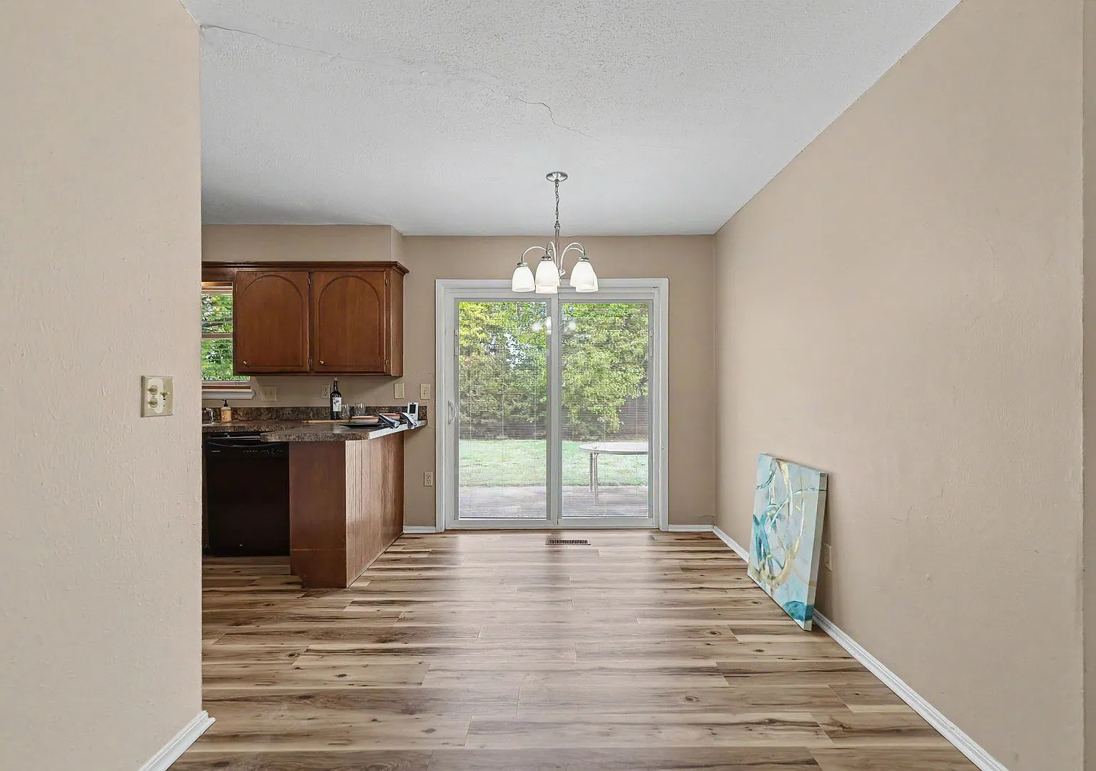 Adorable 3 bed, 1.5 bath in Yukon — Photo 3