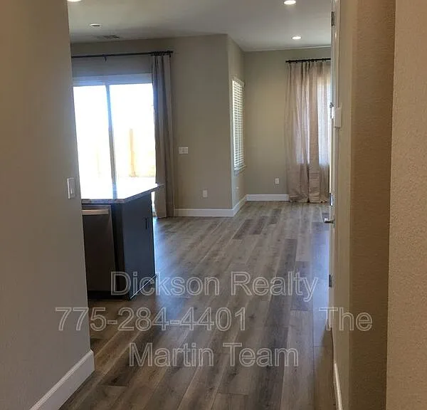 306 Commodore Dr — Photo 5