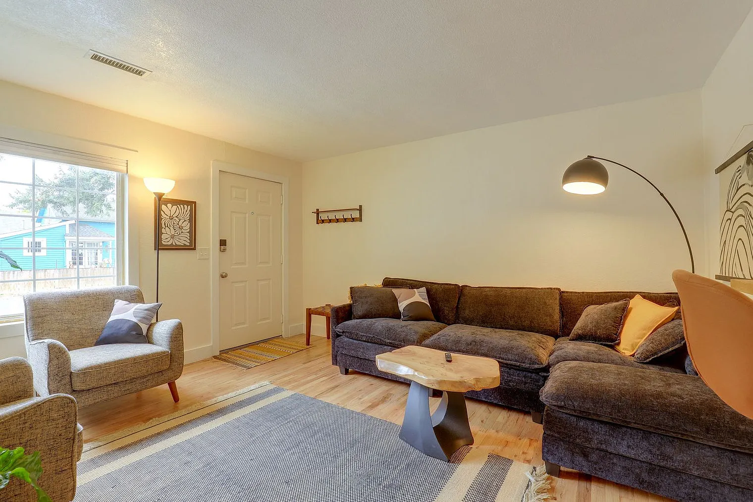 2 bed, 1.0 bath, 893 sqft, $2,967 — Photo 3