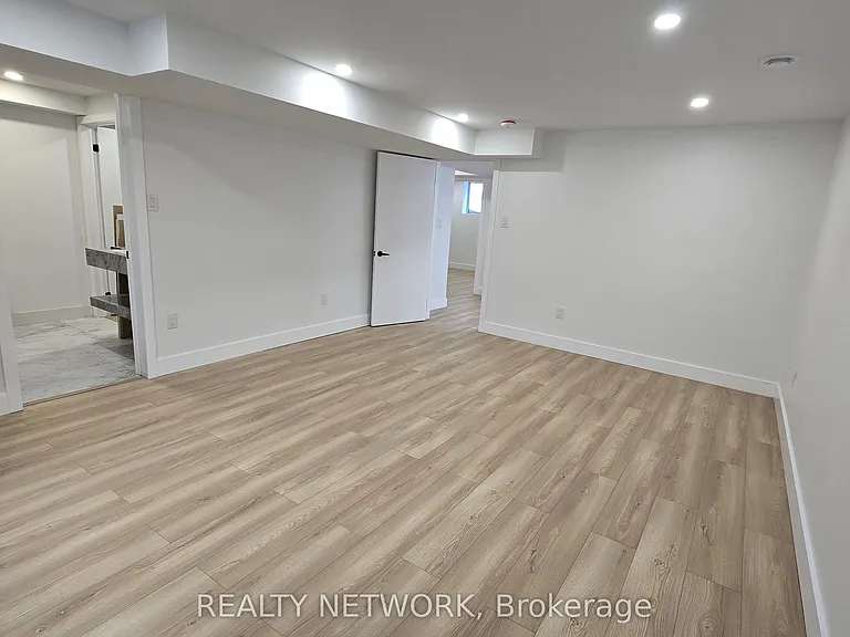 7266 Silver Creek Cir #LOWER — Photo 8
