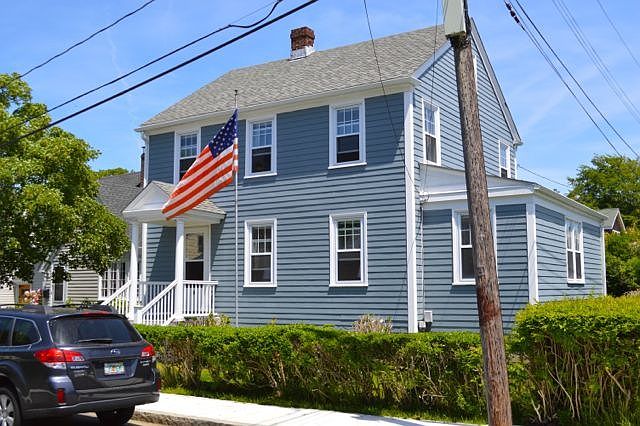 Colonial Style 3BR|2BA Home in Newport's desirable Fifth War