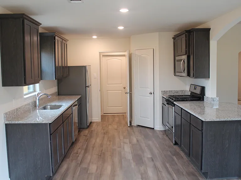 Kitchen w/Granite countertop; stainless steel appliances