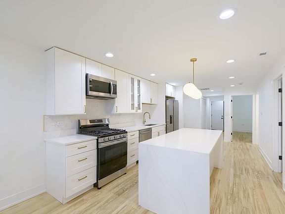 3rd image of 6724 N Rockwell St #G