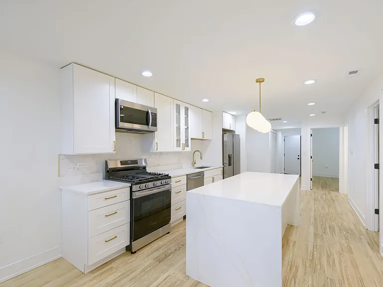 6724 N Rockwell St #G — Photo 3