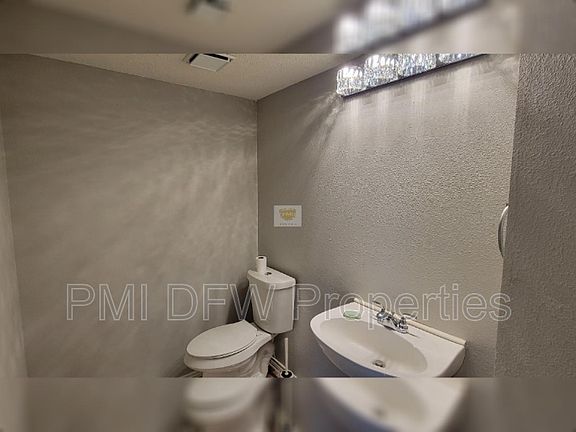 5th image of 1031 Carlisle Dr