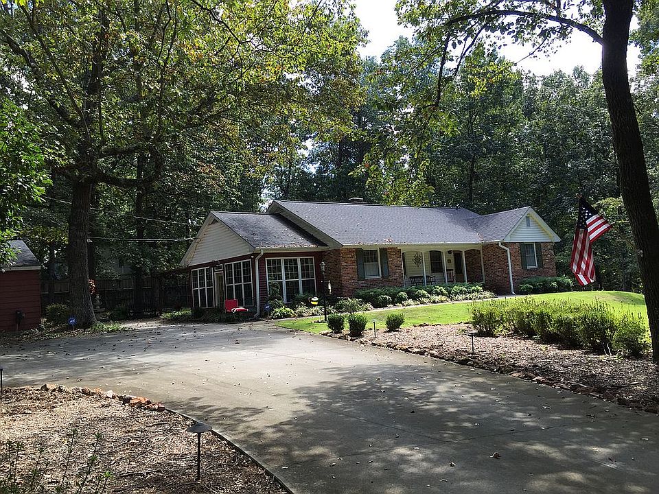 2nd image of 132 Howell Cir