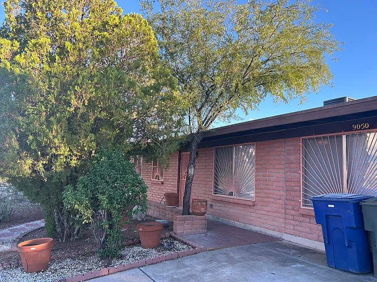 E 2nd Pl — Photo 70
