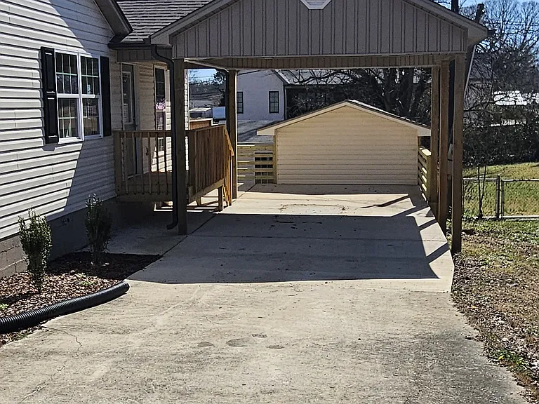 712 8th St SE — Photo 3