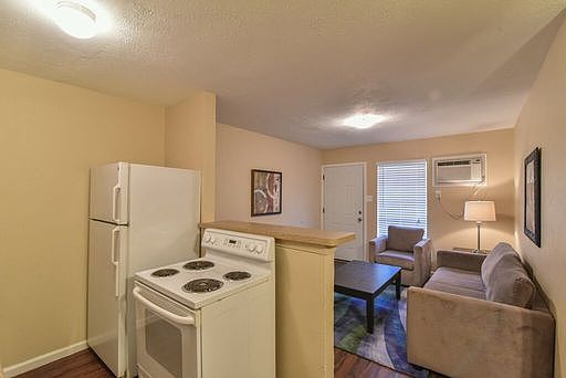 3rd image of 210 W Pioneer Pkwy APT 07