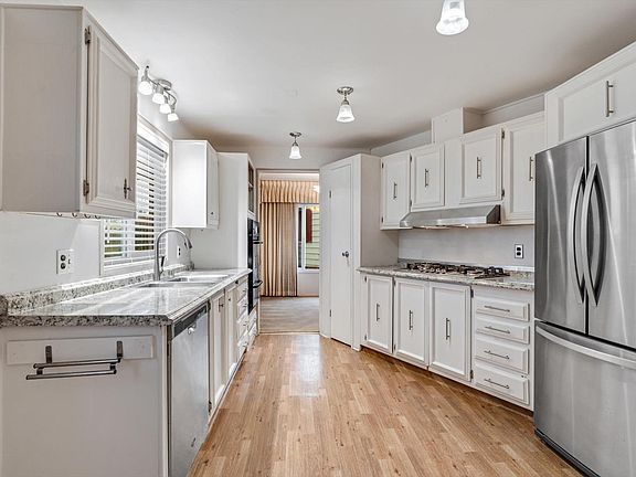 2nd image of 153 Sequoia Circle