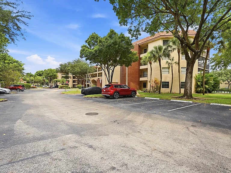 10401 W Broward Blvd #401 — Photo 38