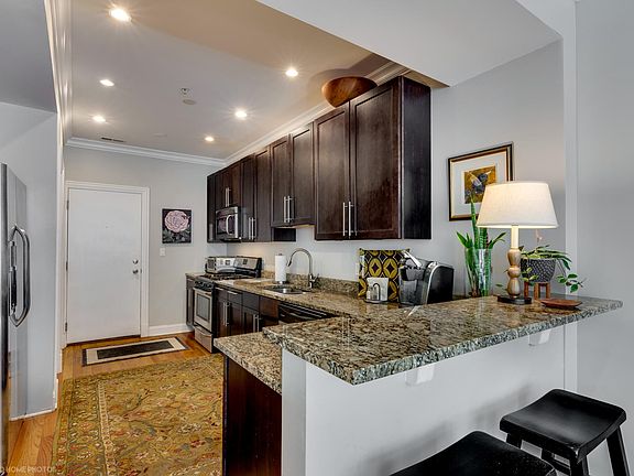 3rd image of 638 Hinman Ave APT 1H