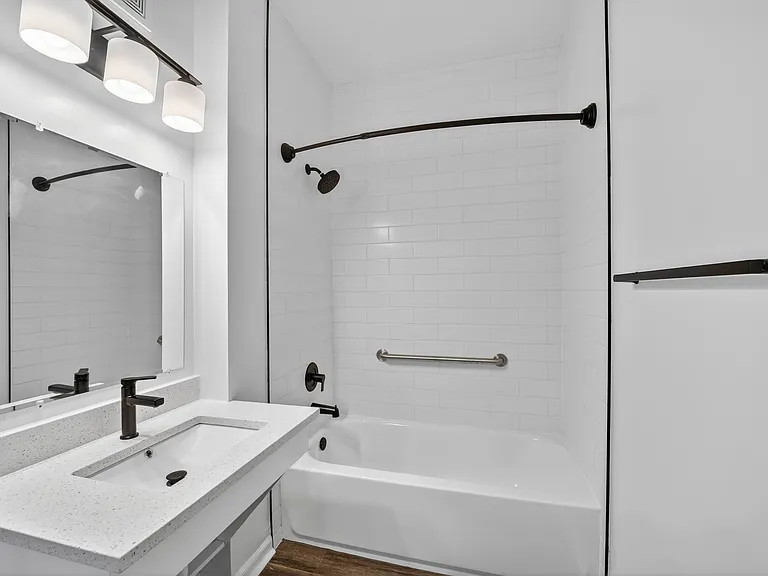 Brittany Commons Apartments — Photo 9
