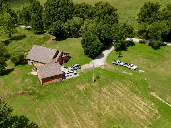 1850 E Trails End Rd, Sturgeon, MO 65284