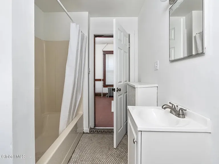 320 Saratoga St #1 — Photo 7