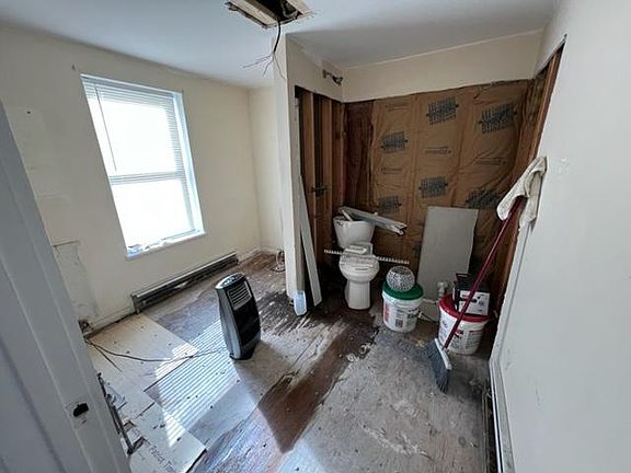 Spacious full bathroom from entry