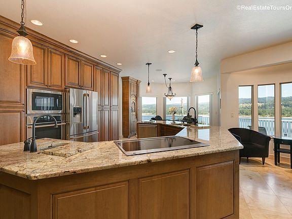 Spacious Kitchen w/Granite