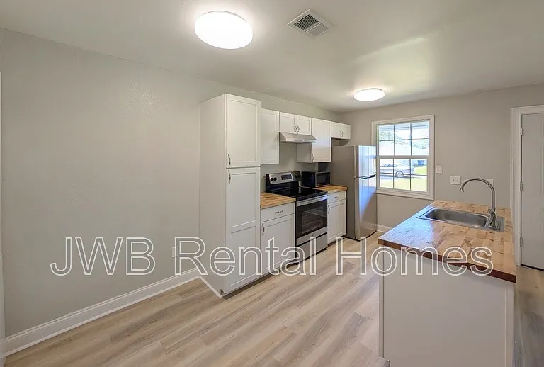 7815 Jasper Ave — Photo 2