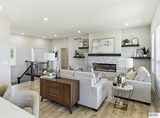 9808 Overland Trl, Papillion, NE 68046