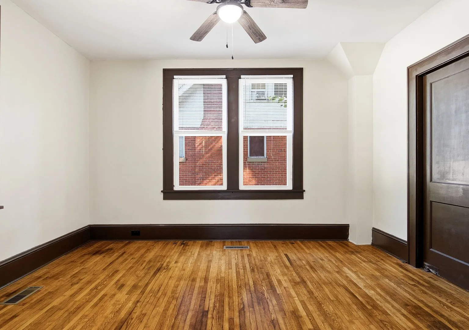 Recently Renovated 3 Bedroom Craftsman Pet Friendly! — Photo 4