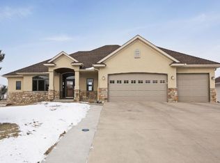 507 Heritage Trl NE, New Prague, MN 56071