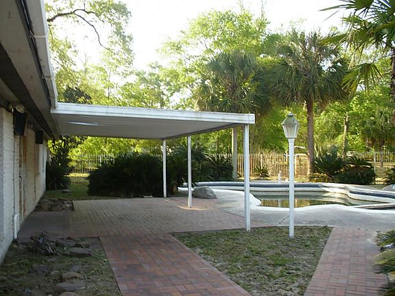 Covered patio at pool