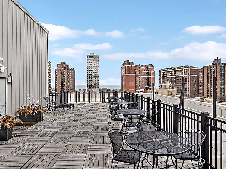 3900 N Pine Grove Ave #704 — Photo 10